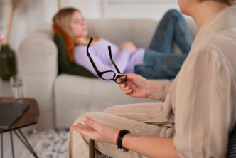 La salud emocional suele hacerse visible cuando la rutina empieza a pesar más de lo habitual. Una decisión aplazada, una relación que se tensa, un duelo, la ansiedad antes de dormir o la dificultad para comunicarse pueden convertirse en señales de que algo necesita atención. La terapia ofrece un lugar donde mirar esas situaciones sin juicio y con acompañamiento profesional. En una ciudad como Leganés, con ritmos familiares, laborales y sociales muy distintos, la atención psicológica cercana ayuda a que el proceso resulte más accesible. No se trata solo de hablar de lo que duele, sino de comprender cómo se sostiene ese malestar y qué recursos pueden activarse para vivir con mayor equilibrio. La terapia como espacio de escucha y cambio Acudir a terapia no implica tener todas las respuestas ni llegar con un diagnóstico cerrado. A menudo, el primer paso consiste en poner orden a una sensación difusa: cansancio mental, irritabilidad, bloqueo, miedo, tristeza o conflictos que se repiten. En ese punto, el vínculo terapéutico permite observar la experiencia personal con más claridad. El trabajo de los terapeutas y psicologos en Espacio Abierto de Leganés se presenta como un acompañamiento cercano, respetuoso y adaptado a las necesidades de cada persona. La clave está en crear un espacio seguro donde la persona pueda explorar emociones, pensamientos y experiencias sin sentirse presionada por soluciones rápidas. Además, la terapia no busca imponer una forma concreta de vivir. Su valor reside en ayudar a que cada persona reconozca sus propios patrones, revise los intentos que no le han funcionado y encuentre maneras más saludables de relacionarse consigo misma, con los demás y con su entorno cotidiano. Por qué el malestar adulto necesita una mirada propia La vida adulta acumula responsabilidades que rara vez se muestran de forma ordenada. Trabajo, pareja, familia, economía, cuidados, proyectos personales y expectativas sociales pueden mezclarse hasta provocar una sensación de agotamiento difícil de nombrar. Por ello, muchas personas acuden a consulta cuando ya han intentado sostener demasiado durante mucho tiempo. La psicología para adultos en Espacio Abierto de Leganés aborda situaciones como ansiedad, estrés, bloqueo, estado de ánimo bajo, fobias, obsesiones, adicciones, impulsividad, duelos, baja autoestima o dificultades en relaciones familiares y de pareja. El enfoque parte de una idea sencilla: cada proceso tiene su ritmo. Ese ritmo importa porque el malestar no siempre aparece por una sola causa. A veces nace de un conflicto interno; otras, de una situación externa que supera los recursos disponibles. También puede crecer por los intentos fallidos de resolverlo, cuando la persona repite respuestas que aumentan la angustia en lugar de aliviarla. Comprender el origen del malestar permite dejar de pelear solo contra los síntomas. La terapia individual ayuda a observar qué ocurre, cómo se expresa en la conducta, en el cuerpo o en las relaciones, y qué cambios pueden introducirse para recuperar una sensación de mayor estabilidad. Metodologías que se adaptan al proceso personal No todas las personas necesitan el mismo tipo de intervención. Algunas requieren trabajar la gestión emocional; otras necesitan revisar vínculos, abordar experiencias traumáticas, atender la dimensión corporal o comprender dinámicas familiares que se repiten. Por eso, un enfoque integrador puede aportar una respuesta más ajustada a cada caso. Las metodologías usadas en Leganés integran recursos como terapia Gestalt, terapia sistémica, constelaciones familiares, bioenergética, sexología y EMDR. Según la información del centro, estas metodologías se aplican de forma flexible y se adaptan a la persona, la pareja, el adolescente o la familia. Este planteamiento evita reducir la terapia a una conversación aislada de la vida real. En cambio, permite atender la historia personal, el cuerpo, las relaciones y las emociones como partes conectadas. Cuando la intervención se ajusta al caso, el proceso gana profundidad y coherencia. Además, la metodología no debería entenderse como una etiqueta rígida. Lo importante es que exista un propósito terapéutico claro: aliviar el sufrimiento, favorecer la comprensión personal, mejorar la regulación emocional y acompañar cambios posibles dentro del momento vital de cada persona. La adolescencia y sus señales de alarma La adolescencia concentra cambios físicos, psicológicos y sociales que pueden vivirse con intensidad. El instituto, los amigos, la familia, la imagen corporal, la identidad y la necesidad de autonomía forman un escenario complejo. En ocasiones, el joven no sabe explicar lo que le ocurre, pero su conducta empieza a mostrar señales. La terapia para adolescentes se orienta a que el joven pueda relacionarse de forma más sana con su entorno y consigo mismo. Entre los motivos frecuentes figuran ansiedad, baja autoestima, aislamiento social, fracaso escolar, desmotivación, impulsividad, consumo de sustancias, hiperactividad, déficit de atención o conflictos en casa. En esta etapa, la familia tiene un papel decisivo. No basta con que el adolescente acuda a sesión si el entorno no comprende qué está pasando o no sabe cómo acompañar. La participación familiar puede aportar estabilidad, reducir tensiones y ofrecer recursos más eficaces para el día a día. Acompañar a un adolescente no significa controlar cada paso, sino entender qué necesita para sentirse más seguro. La terapia puede ayudarle a reconocer emociones, mejorar la comunicación, reforzar su identidad y encontrar herramientas que le sirvan durante su crecimiento. Frecuencia, duración y continuidad del proceso Un aspecto práctico que suele generar dudas es la frecuencia de las sesiones. Según la información disponible, tanto en adultos como en adolescentes las sesiones tienen una duración aproximada de una hora, con una periodicidad que puede ser semanal o quincenal según las necesidades y el momento del proceso. Esta flexibilidad resulta importante porque la terapia no avanza igual en todos los casos. Hay momentos que requieren mayor contención y otros en los que la persona necesita más tiempo para integrar lo trabajado. Por ello, ajustar la frecuencia evita convertir el proceso en una obligación mecánica. También conviene entender que la continuidad no depende solo del calendario. La implicación del paciente, la confianza con el profesional y la posibilidad de llevar a la vida diaria algunas comprensiones influyen en el desarrollo terapéutico. La sesión es un punto de partida, no el único lugar donde sucede el cambio. Elegir ayuda psicológica con criterio Buscar ayuda psicológica exige una decisión íntima, pero también práctica. La cercanía, la especialización, el tipo de acompañamiento y la sensación de confianza pesan mucho en la elección. Una persona puede necesitar terapia individual; otra, orientación familiar; otra, un abordaje más centrado en vínculos, trauma, sexualidad o etapa adolescente. Por ello, resulta recomendable observar si el centro explica con claridad qué atiende, cómo trabaja y qué papel tiene la persona en el proceso. La información transparente reduce incertidumbre y facilita que el primer contacto se viva con menos resistencia, especialmente cuando alguien nunca ha acudido a terapia. La atención psicológica gana sentido cuando respeta la historia de cada persona y evita promesas vacías. En salud emocional, los cambios suelen construirse con escucha, método, presencia y tiempo. Esa combinación permite que el malestar deje de ocupar todo el espacio y que la persona pueda empezar a relacionarse con su vida de otra manera.