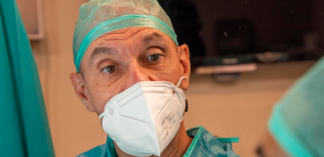 El doctor Juan Carlos Meneu Díaz repasa en sus opiniones el avance de la cirugía conectada en hospitales españoles