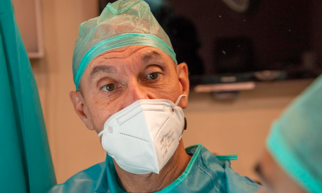 El doctor Juan Carlos Meneu Díaz repasa en sus opiniones el avance de la cirugía conectada en hospitales españoles