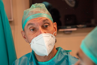 El doctor Juan Carlos Meneu Díaz repasa en sus opiniones el avance de la cirugía conectada en hospitales españoles